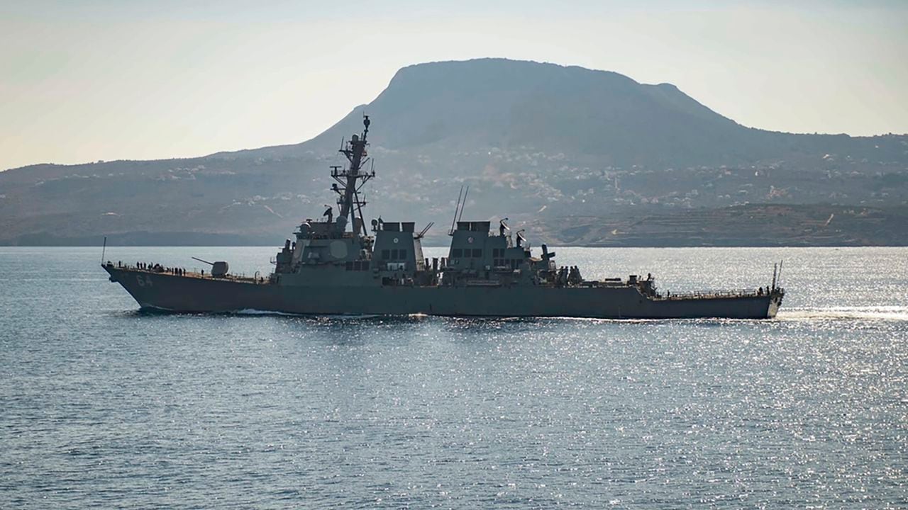 El destructor de misiles guiados USS Carney en la bahía de Souda, Grecia. El buque de guerra estadounidense y varios barcos comerciales fueron atacados el domingo 3 de diciembre de 2023 en el Mar Rojo