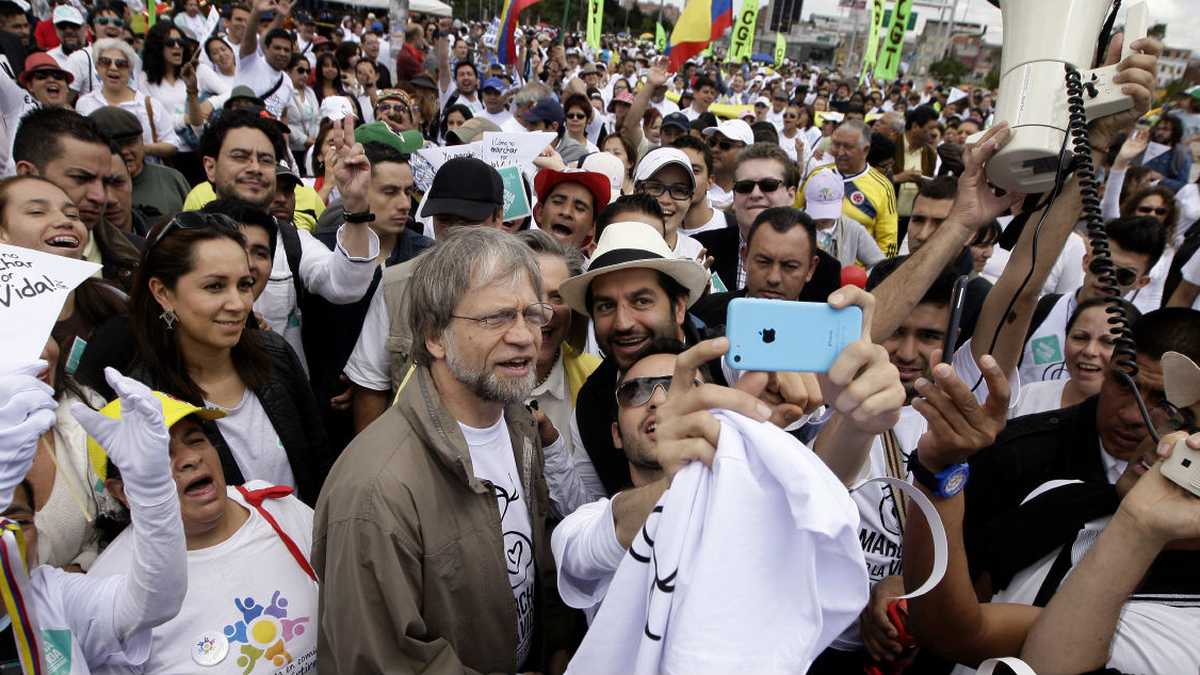 Miles de colombianos apoyaron la consigna de Antanas Mockus.