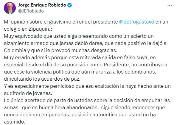 Las críticas de Jorge Enrique Robledo luego de que el presidente Gustavo Petro pidiera mostrar la bandera del ELN en un evento público.