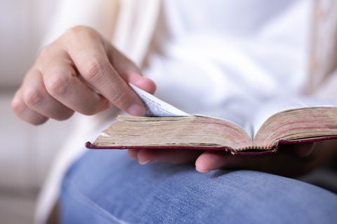Para los creyentes, leer las Sagradas Escrituras hace parte de la forma en la que Dios habla.