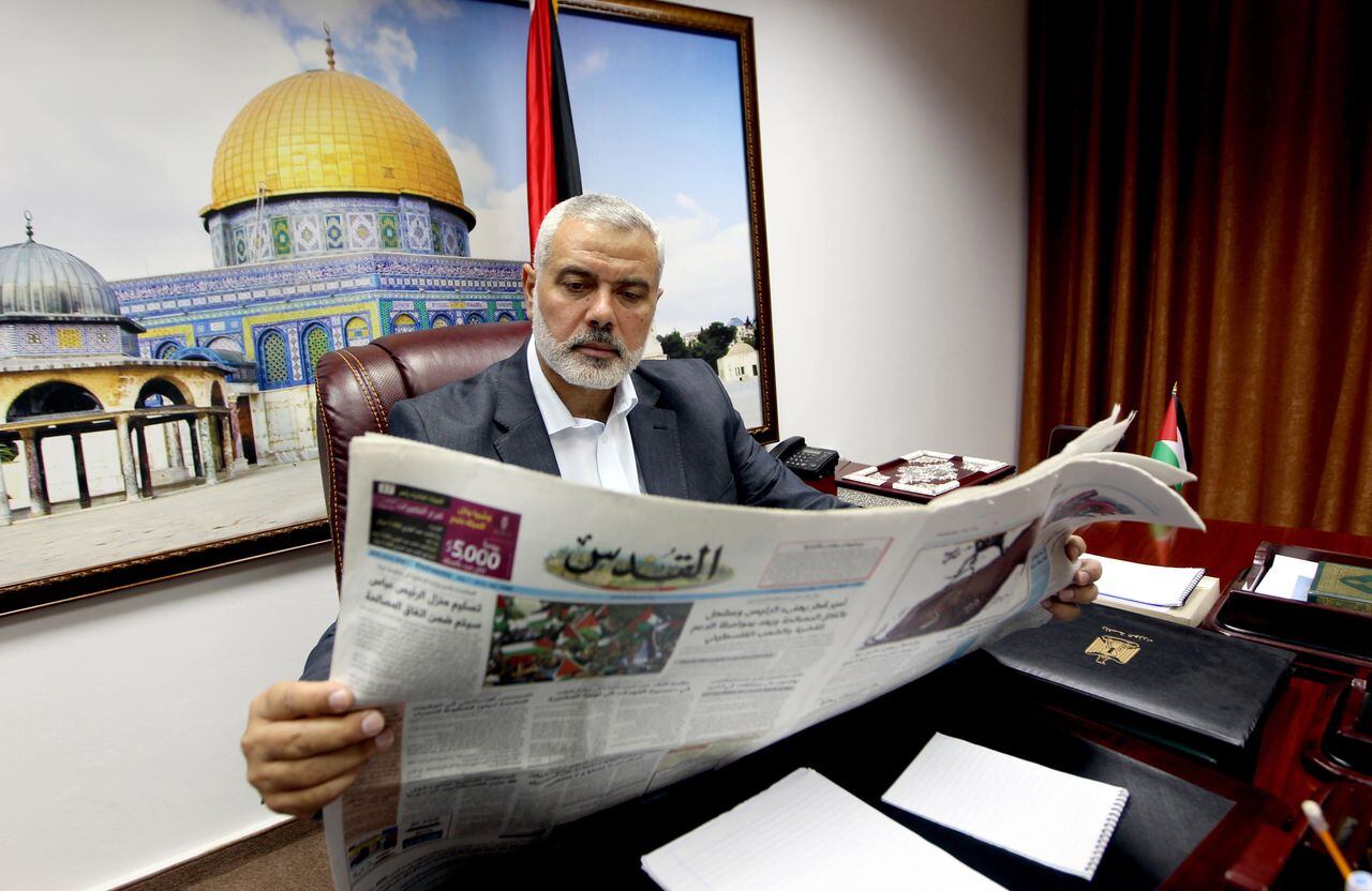 En este folleto proporcionado por la Oficina del Primer Ministro palestino (PPMO), el Primer Ministro palestino Ismail Haniyeh lee un periódico en su oficina el 7 de mayo de 2014 en Gaza.