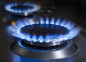 Llamas azules del quemador de la estufa de gas. Foto de alta resolución de llamas azules de una estufa de gas de cocina.