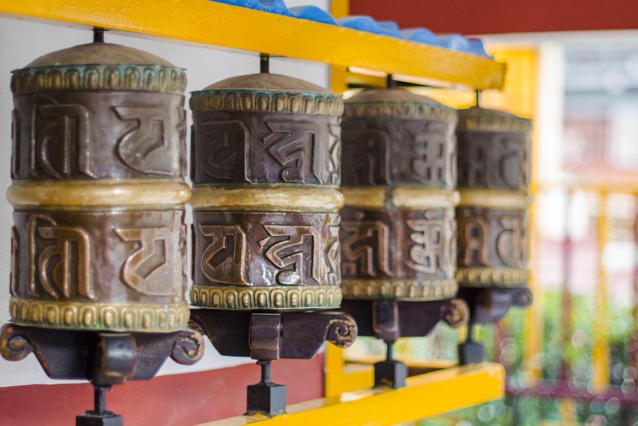 Las ruedas de oración hacen parte de la tradición de los templos budistas tibetanos. Son usadas para acumular sabiduría y mérito, lo que equivale a buen karma. Fotografía: Katerine Lara Rojas.