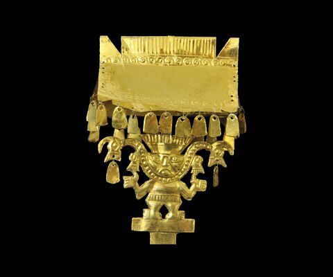 Detalle del cetro elaborado en oro por martillado y repujado.. Hace parte de la exposición La Sacerdotisa de Chornancap, Perú del Museo del Oro. Cortesía del Banco de la República.