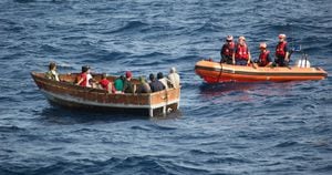 Miembros de la Guarda Costera de EE. UU. se aproximan a una balsa con doce inmigrantes cubanos a quienes posteriormente repatriaron a Cabañas, Cuba.