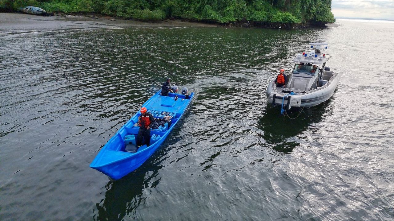 La embarcación azul pretendía llevar más de 500 kilos de cocaína a Centroamérica.