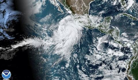 Esta imagen de satélite tomada a las 10:50 am EDT del jueves 17 de agosto de 2023 y proporcionada por la Oficina Nacional de Administración Oceánica y Atmosférica (NOAA) muestra al huracán Hilary frente a la costa del Pacífico de México. (NOAA vía AP)