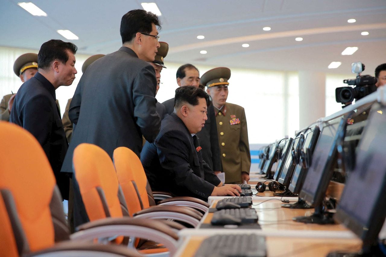 El líder norcoreano Kim Jong Un da ​​orientación sobre el terreno en el Complejo de Ciencia y Tecnología, en esta fotografía sin fecha publicada por la Agencia Central de Noticias de Corea del Norte (KCNA) en Pyongyang el 28 de octubre de 2015