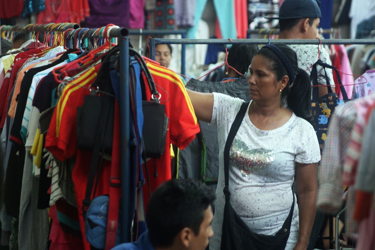 The serious economic situation, hyperinflation, falling purchasing power and high prices, force Venezuelans to go to the &quot;garage sales&quot; in warehouses and streets in the city of Maracaibo, Venezuela, on 15 December 2018. The traditional buying new clothes and shoes for the first time on Christmas and New Year's Eve, it is an unattainable dream for the inhabitants of this country whose inflation is boosted per hour, 3% every day. And the only immediate option to save money from the budget family is buying used clothes. The majority of the people who sell the clothes are by necessity to eat and another important group that leaves the country, and requires to leave those clothes and have the money to migrate. (Photo by Humberto Matheus/NurPhoto via Getty Images)