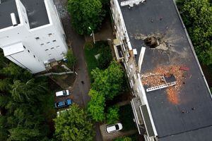 Daños en el techo de un edificio después de un bombardeo en una zona residencial, mientras continúa el ataque de Rusia contra Ucrania, en Kharkiv, Ucrania, 26 de mayo de 2022. Foto REUTERS/Iván Alvarado 