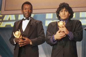 En esta fotografía de archivo de marzo de 1987, Pelé, a la izquierda, y Maradona sostienen los trofeos del "Oscar del deporte" en Milán, Roma. El gran futbolista argentino que estuvo entre los mejores jugadores de la historia y que llevó a su país al título de la Copa del Mundo de 1986 antes de luchar más tarde contra el consumo de cocaína y la obesidad, murió de un ataque cardíaco el miércoles 25 de noviembre de 2020 en su casa en Buenos Aires. Aires. Tenía 60 años. Foto: AP.