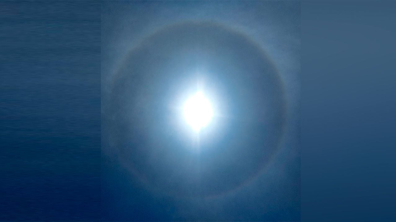 El halo solar es un fenómeno óptico que se presenta con relativa regularidad en el cielo.