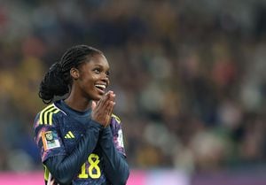 Linda Caicedo sonríe durante el partido entre Colombia y Jamaica.