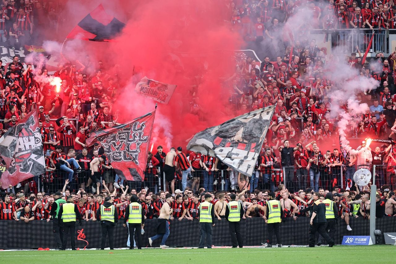 Los aficionados no contuvieron la emoción por ver al Bayer Leverkusen ser campeón por primera vez en su historia.