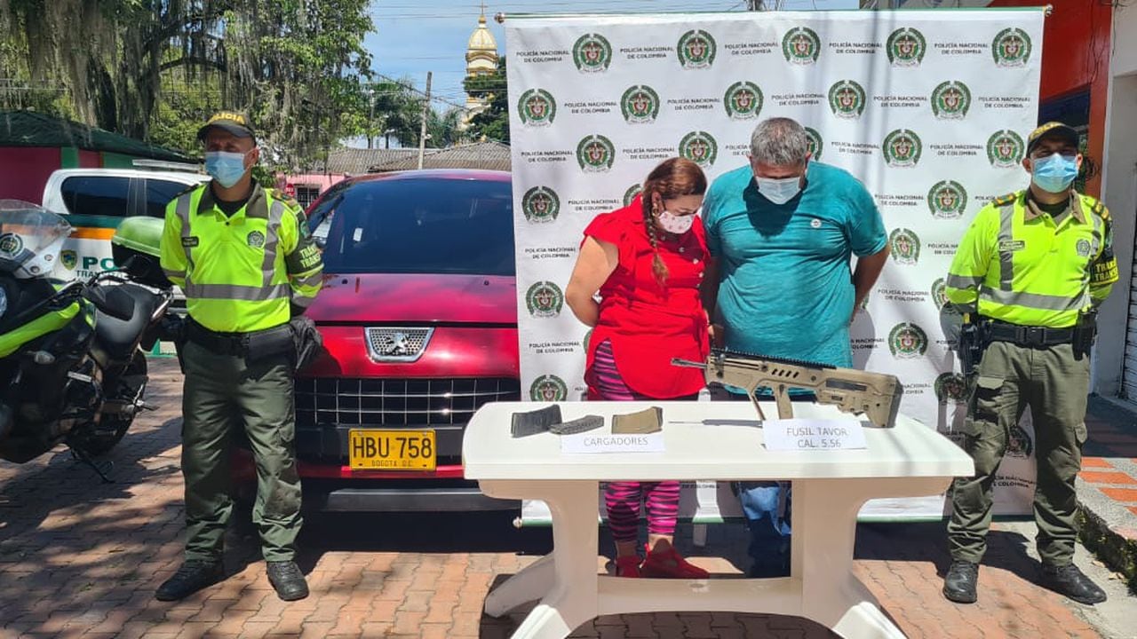 En vías del Valle del Cauca la Policía de Tránsito descubrió a dos personas que convirtieron un pequeño carro en una caleta para el tráfico de armas.