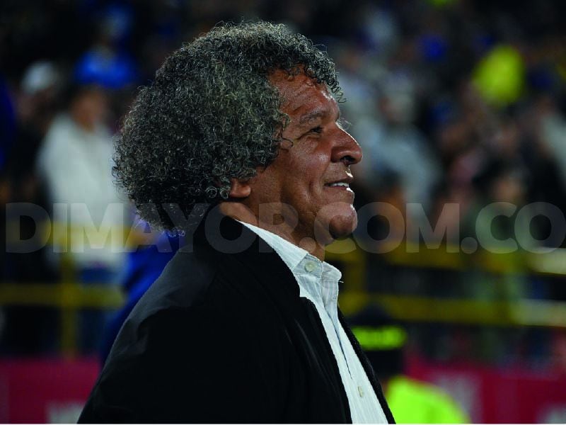 Alberto Gamero sonríe en el banquillo del estadio 'El Campín'