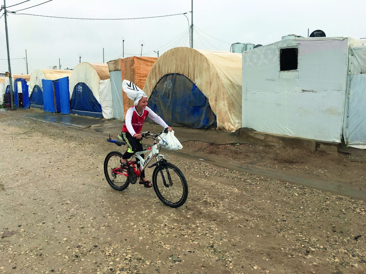 Francis Alÿs Wada’an Tristesse  Still de vídeo campo de refugiados de Kabarto, Irak, 2016. Cortesía de Fragmentos