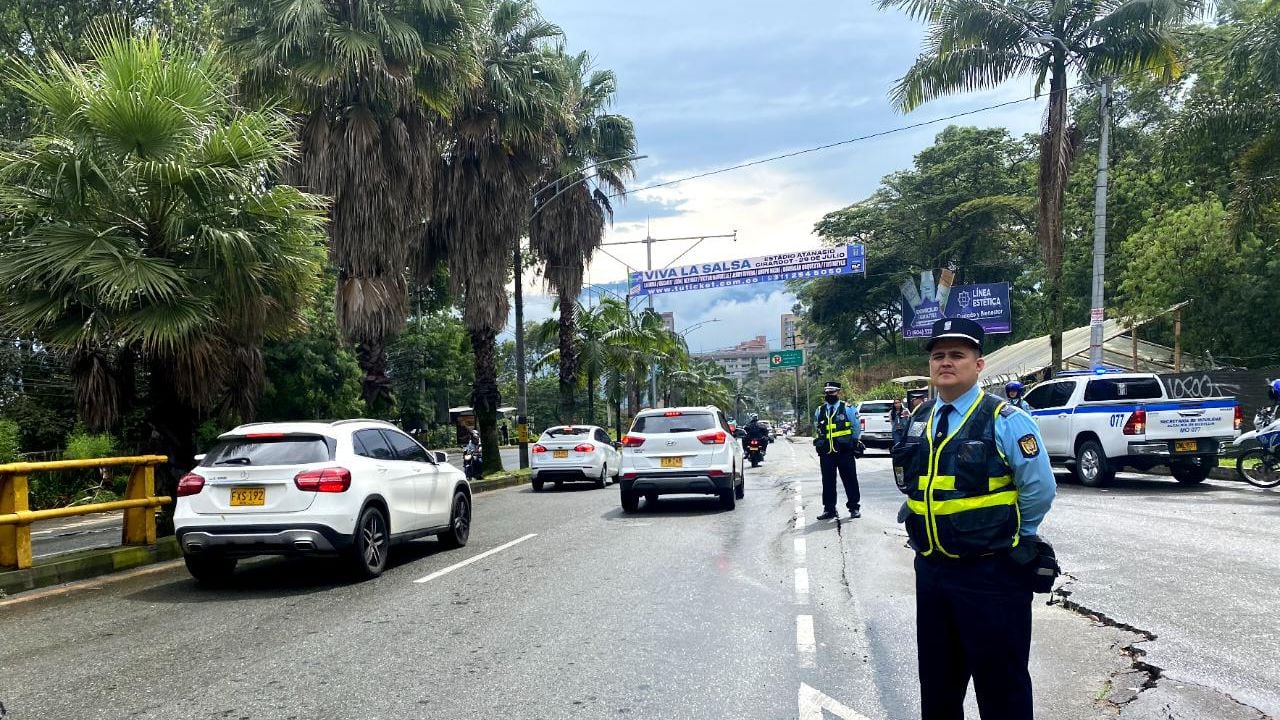 Avenida Las Palmas de Medellín afectada por grietas.