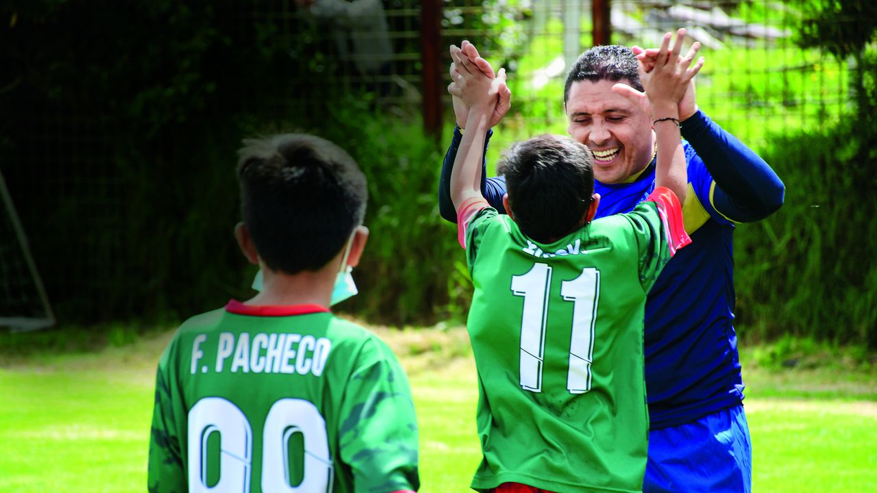 Más de 8.000 niños se han beneficiado con nuevos escenarios deportivos.