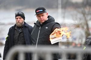 Rasmus Paludan fuera de la Embajada de Turquía en Estocolmo, quemando una copia del Corán.