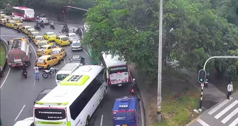 Congestión vehicular en Medellín por paro de taxistas.