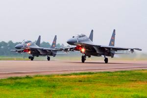 ARCHIVO - En esta fotografía sin fecha publicada por la agencia de noticias china Xinhua, se muestran dos aviones chinos SU-30 mientras despegan en un sitio no especificado. (Jin Danhua/Xinhua via AP, Archivo)