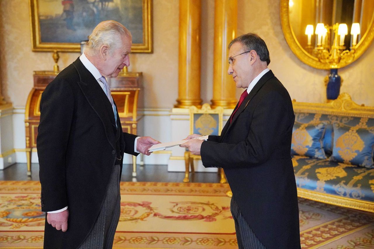 El rey Carlos recibe al embajador de Colombia en el Reino Unido
