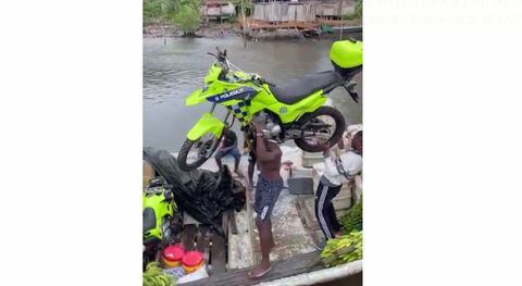 En redes sociales circula un video donde se ve a un hombre levantando y cargando en sus hombros una pesada motocicleta de la Policía.