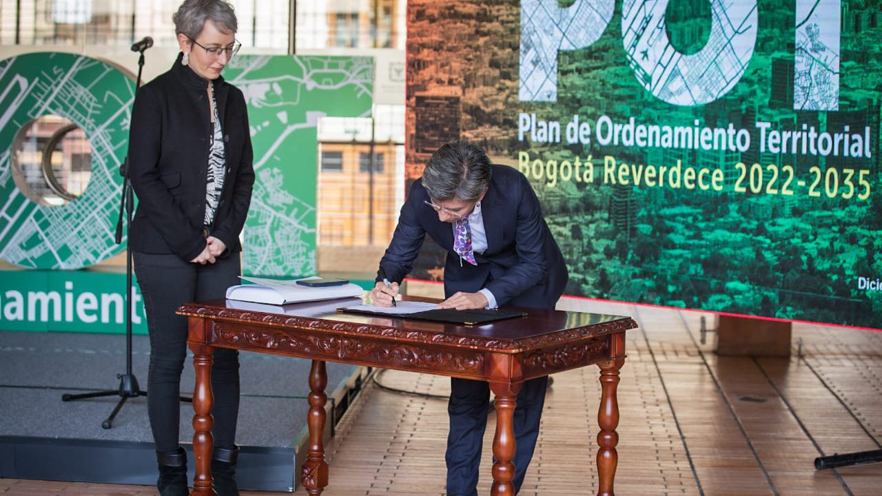 Alcaldesa Claudia López firmando el decreto por el cual se adopta la revisión del POT de Bogotá.