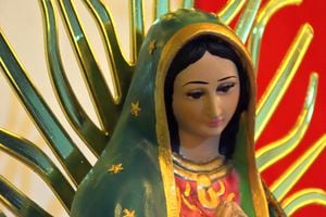 Altar a la devoción a la Virgen María de Guadalupe, estatua de cerámica que representa a Nuestra Señora de Guadalupe desde la Basílica en la Ciudad de México CDMX hasta su bendita fiesta el 12 de diciembre.