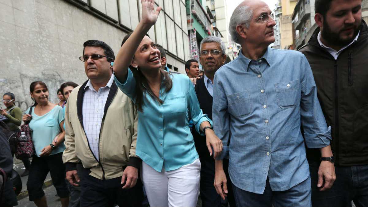 La exdiputada venezolana y líder opositora María Corina Machado a su llegada a la Fiscalía, donde fue citada a testificar en Caracas, 3 de diciembre, 2014. 