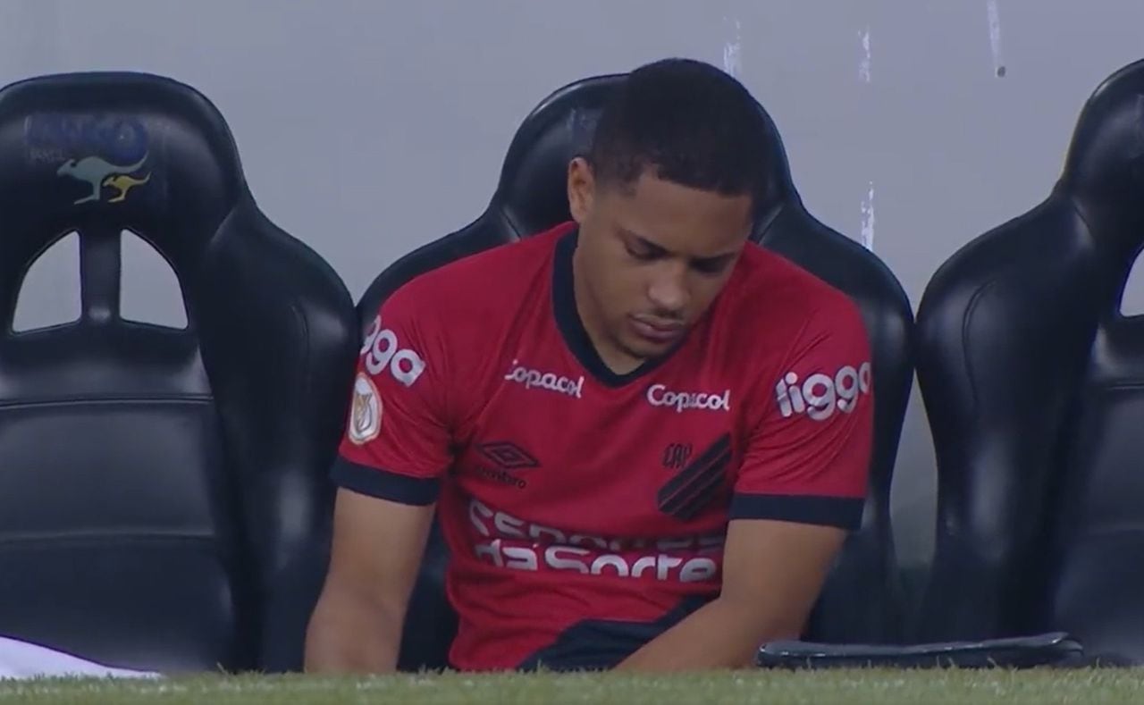 Vitor Roque sentado en el banco después de la lesión.