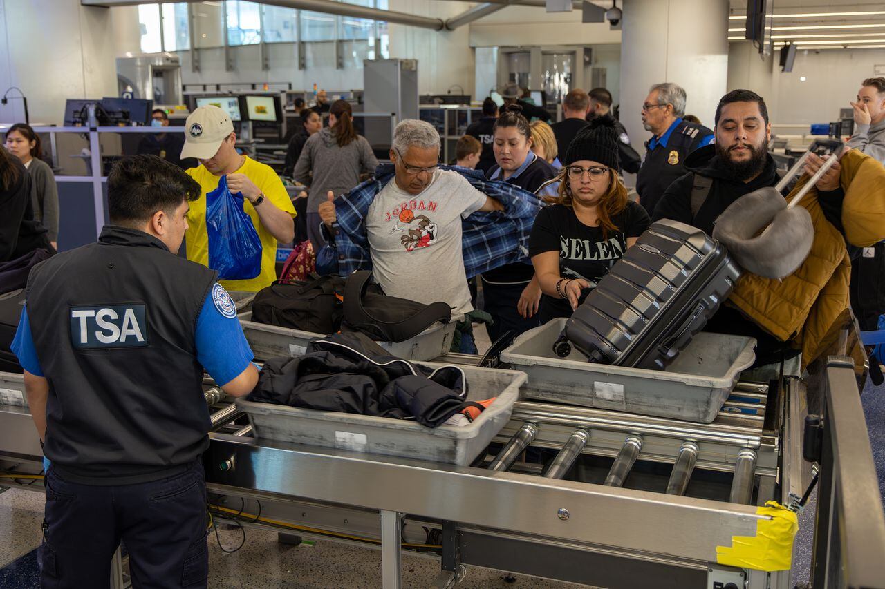 Los pasajeros pasan por el control de seguridad de la TSA en el Aeropuerto Internacional de Los Ángeles el miércoles 10 de enero de 2024 en Los Ángeles, CA.