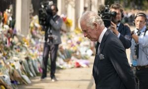 A las afueras del palacio real en Londres, el rey Carlos III recibe las muestras de condolencia por la muerte de su madre.