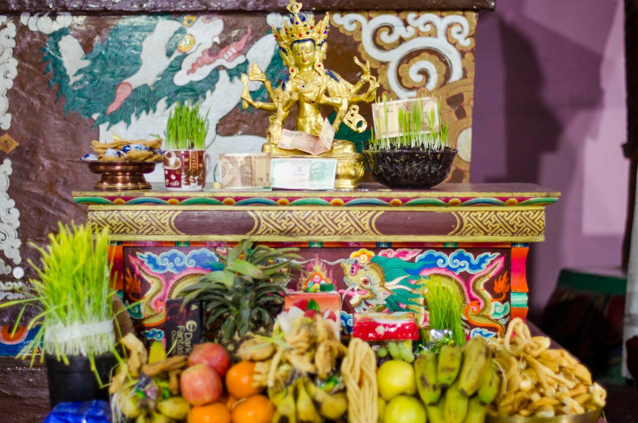 Altar a Buda  con ofrendas de los visitantes. Fotografía: Katerine Lara Rojas