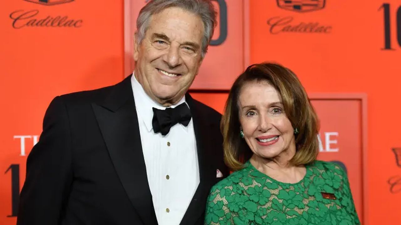 La presidenta de la Cámara de Representantes de los Estados Unidos, Nancy Pelosi, y su esposo Paul Pelosi llegan a la alfombra roja para la Gala Time 100 en el Lincoln Center de Nueva York el 23 de abril de 2019.