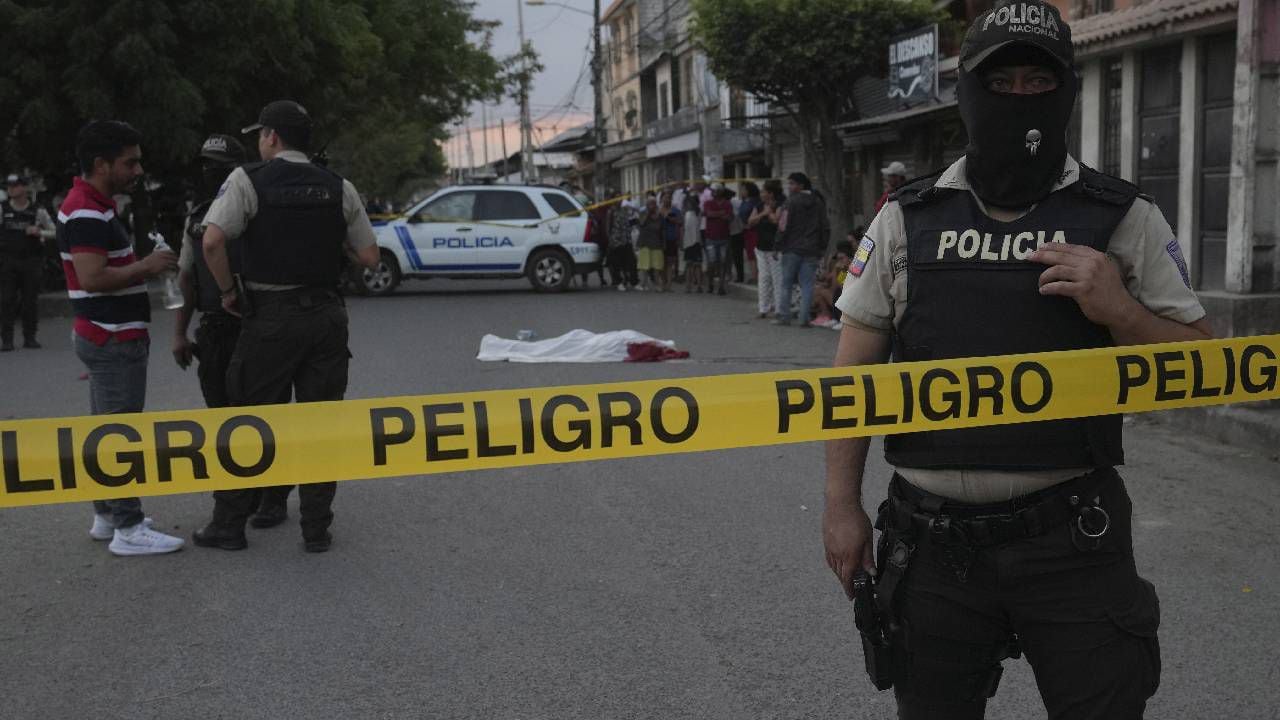 Escena del crimen donde aún permanece el cuerpo de un hombre, asesinado en circunstancias desconocidas en una calle de Durán, Ecuador, el viernes 21 de julio de 2023.