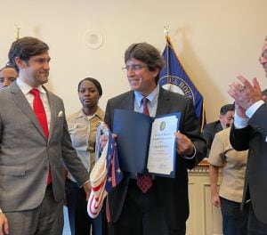 El 15 de junio, el doctor Carlos Riveros recibió un reconocimiento del Congreso de Estados Unidos.