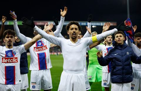 Soccer Football - Coupe de France - LB Chateauroux v Paris St Germain - Stade Gaston Petit, Chateauroux, France - January 6, 2023 Paris St Germain's Marquinhos and teammates celebrate in front of their fans after the match REUTERS/Stephane Mahe