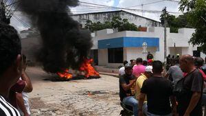 Usuarios protestaron afuera de las oficinas de Air-e en Baranoa, Atlántico.