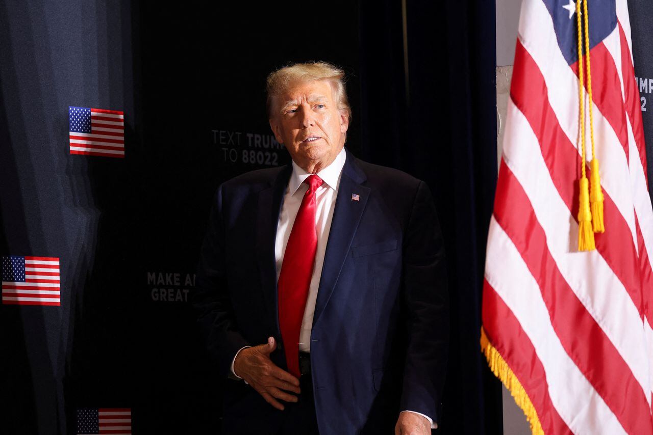 El ex presidente estadounidense y candidato presidencial republicano Donald Trump llega al escenario para hablar durante un mitin de campaña presidencial de 2024 en Dubuque, Iowa, EE.UU.
