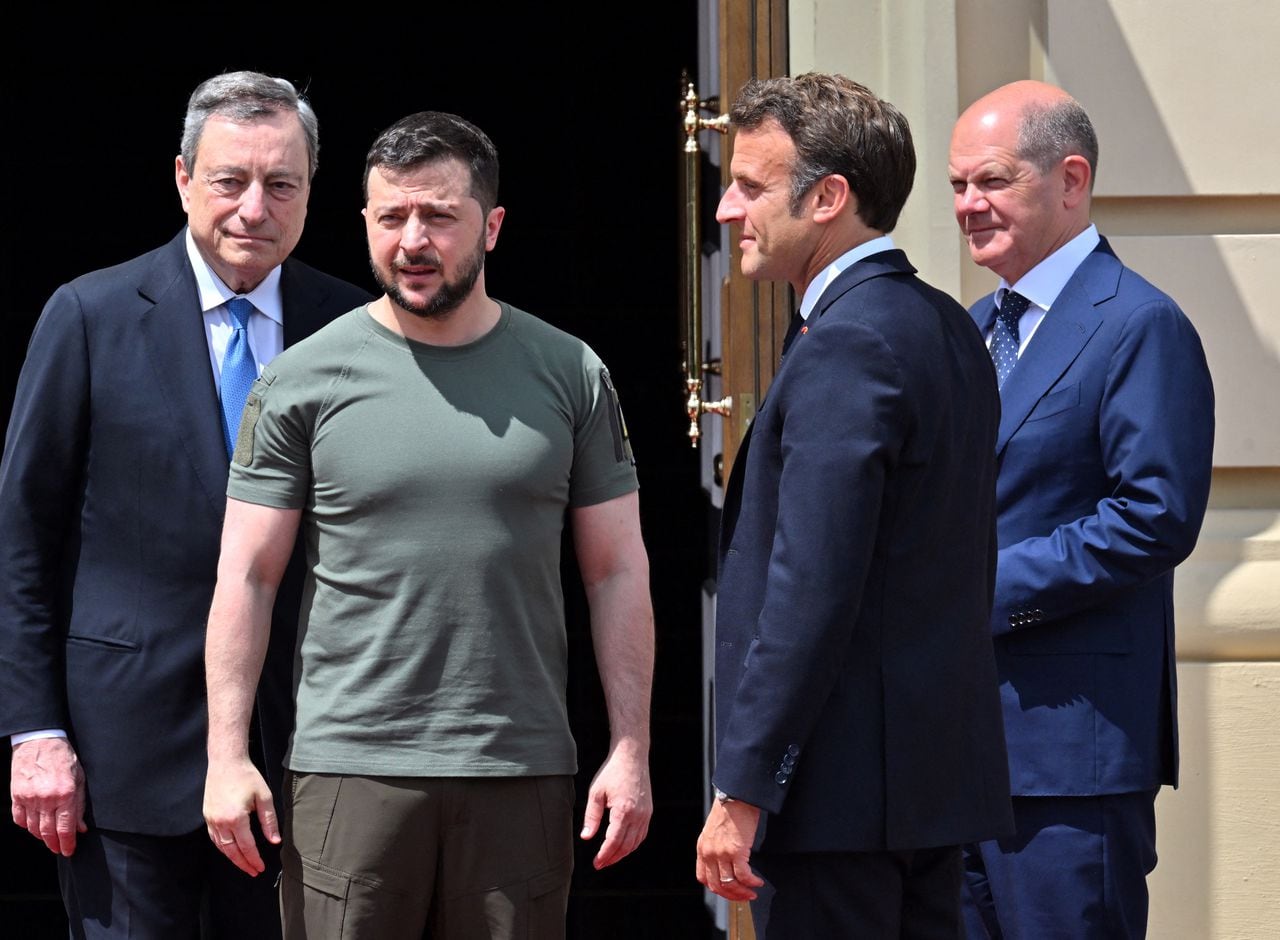 El presidente francés, Emmanuel Macron, el canciller alemán, Olaf Scholz, y el jefe del gobierno italiano, Mario Draghi, visitaron el jueves la ciudad devastada de Irpin, en las afueras de Kiev,