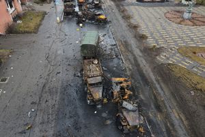 Los vehículos militares rusos destruidos se ven en una calle del asentamiento de Borodyanka, mientras continúa la invasión rusa de Ucrania, en la región de Kiev, Ucrania. Foto REUTERS/Maksim Levin