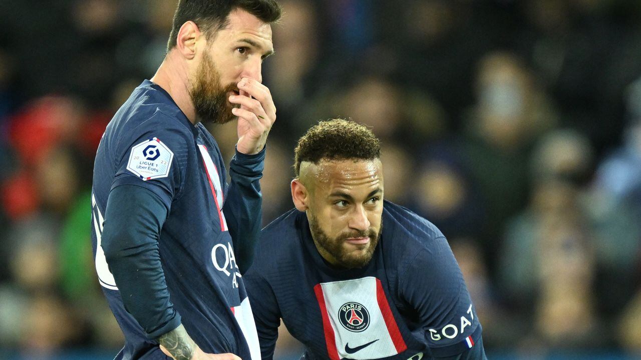 Lionel Messi y Neymar dialogan en un tiro libre durante el partido contra el Angers por la Ligue 1.