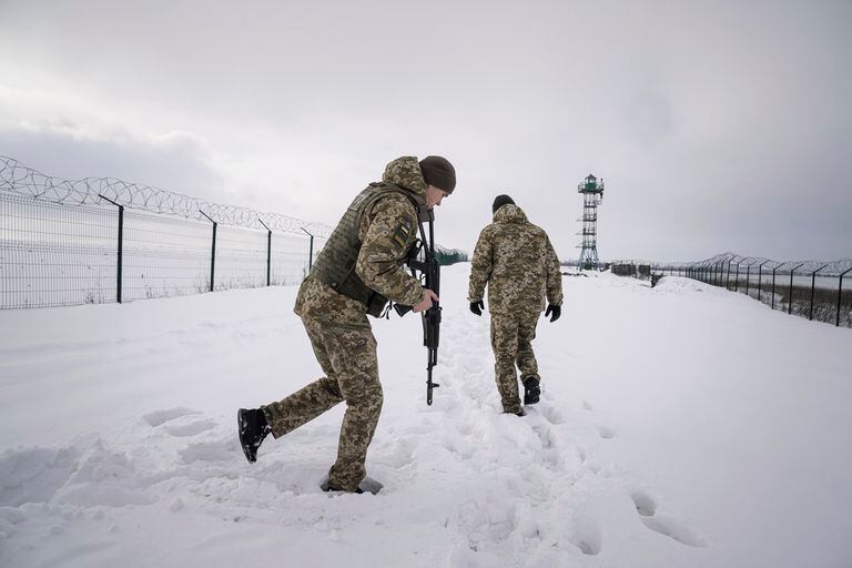 Guardias fronterizos ucranianos patrullan la frontera con Rusia cerca del poblado de Hoptivka, región de Járkov, en Ucrania.