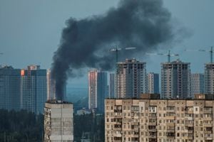 El humo se eleva después de un ataque con misiles rusos, en medio del ataque de Rusia a Ucrania, en Kiev, Ucrania, 18 de mayo de 2023. 