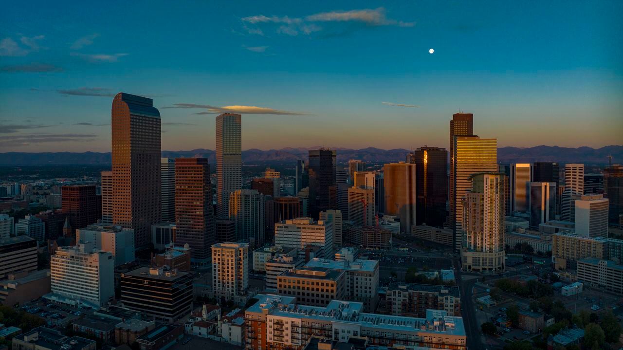 Puesta de sol en el horizonte de Denver mirando al oeste hacia las Montañas Rocosas.