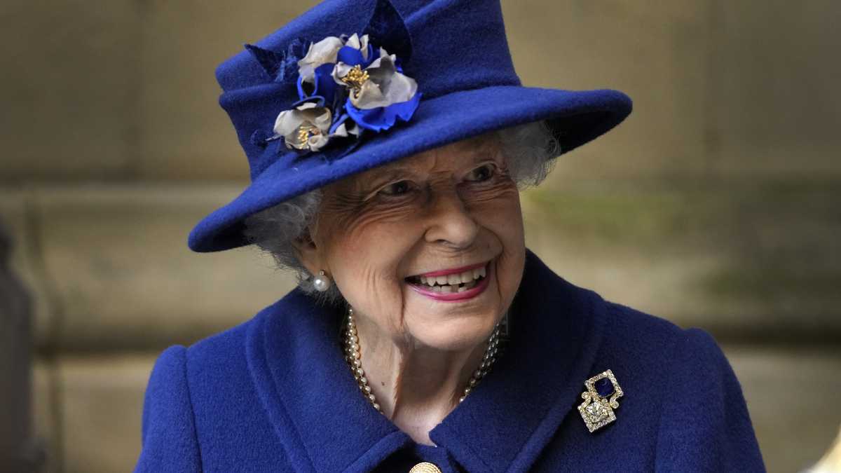 En esta foto del 12 de octubre de 2021, la reina Isabel II de Inglaterra sale tras asistir a un servicio de Acción de Gracias para conmemorar el centenario de la Legión Real Británica en la Abadía de Westminster, en Londres. (AP Foto/Frank Augstein, Pool, Archivo)