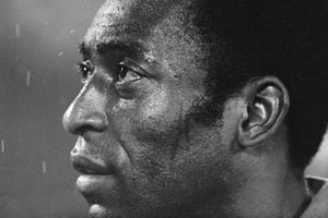 Pelé, del New York Cosmos, escucha la pancarta estrellada antes de un partido de playoffs entre el Cosmos y los Rochester Lancers en el Giants Stadium, East Rutherford, Nueva Jersey, el 24 de agosto de 1977.