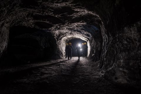 Grupo de hombres en una mina, minería
